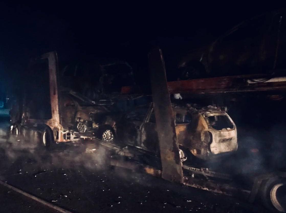 Под Киевом сгорел автовоз с кроссоверами Renault 