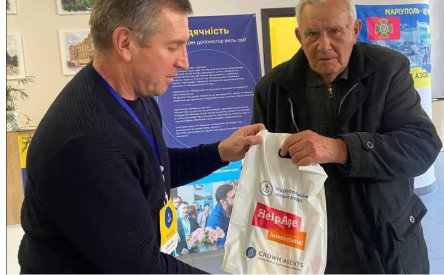 Пенсионерам будут раздавать бесплатно павербанки и витамины