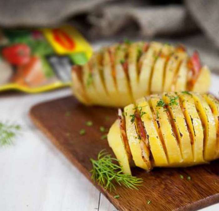 Запечена картопля в духовці: рецепт ідеальної страви з хрусткою скоринкою