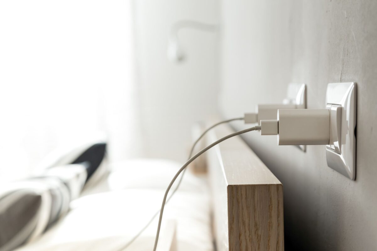 Чому не можна залишати зарядку для смартфона в розетці: три важливі причини