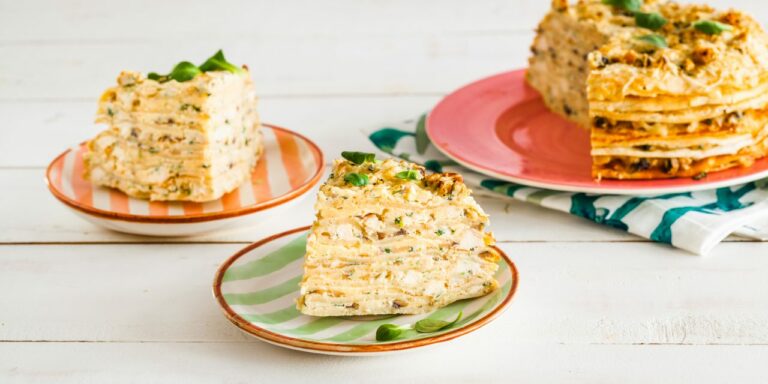 Млинцевий торт з куркою та грибами: рецепт неймовірно смачної страви - today.ua