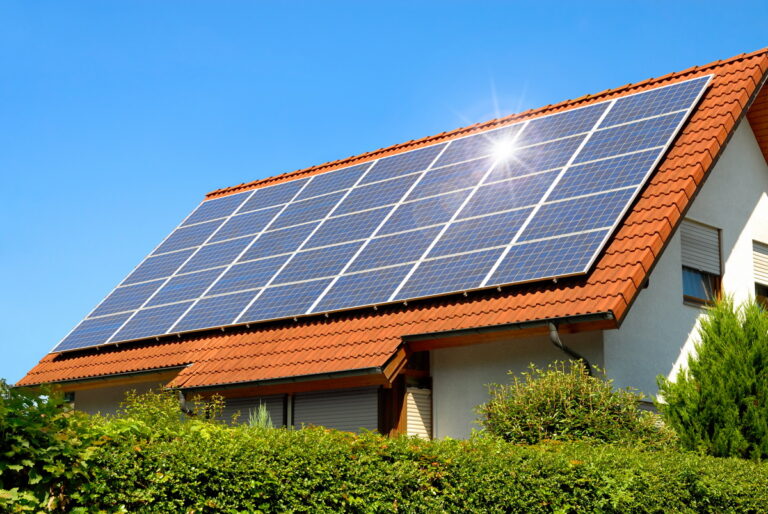 У приватних будинках встановлюватимуть домашні сонячні електростанції: Рада готує законопроект - today.ua