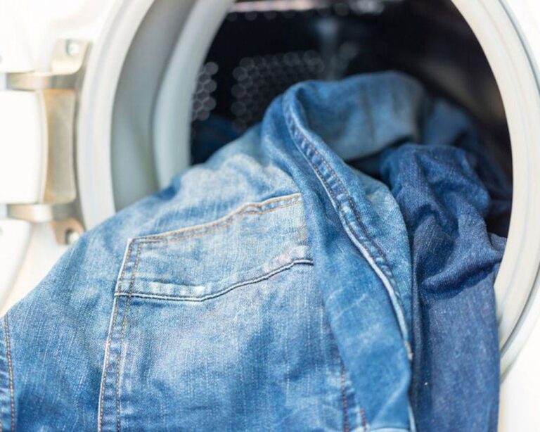 Як правильно прати джинси в машинці: корисний лайфхак, який збереже колір одягу - today.ua