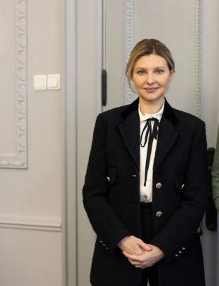 Французская коса и блузка с бантом: Елены Зеленской совершила новый выход в свет 