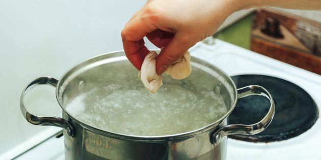 Почему нельзя бросать пельмени в кипяток: полезный лайфхак, который улучшит вкус блюда