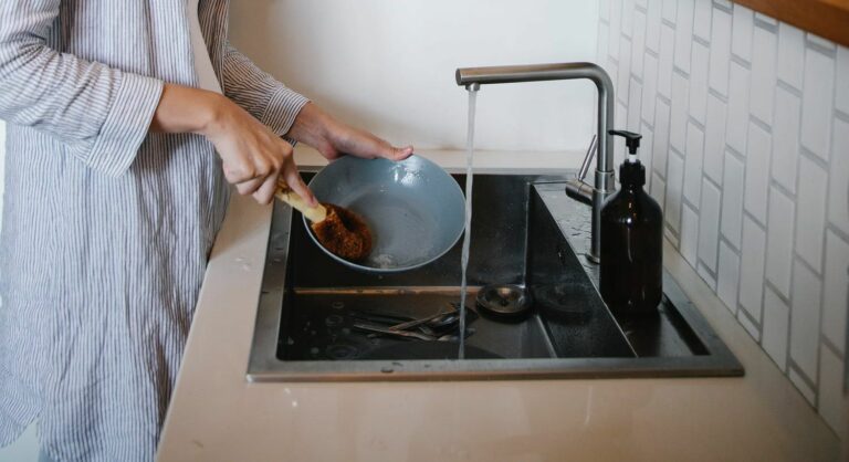 Як швидко відмити сковорідку від жиру та нагару: названо п'ять ефективних народних засобів - today.ua
