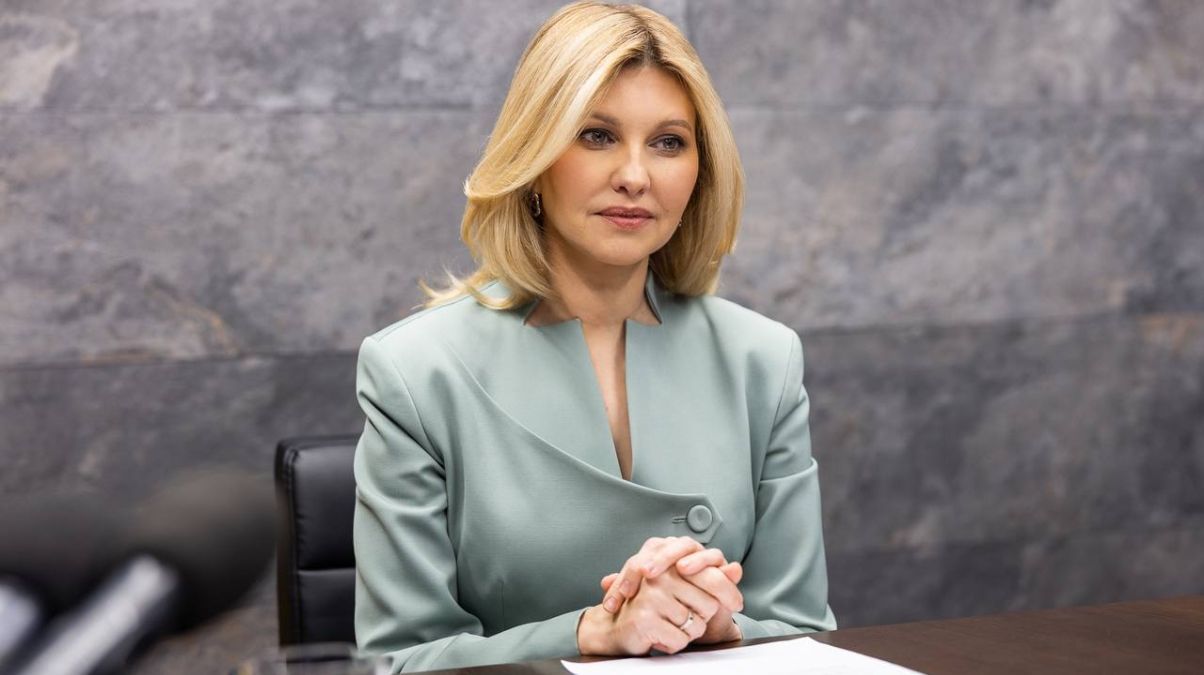 У небесно-синьому костюмі та на шпильках: Олена Зеленська вийшла у світ в новому стильному образі - today.ua