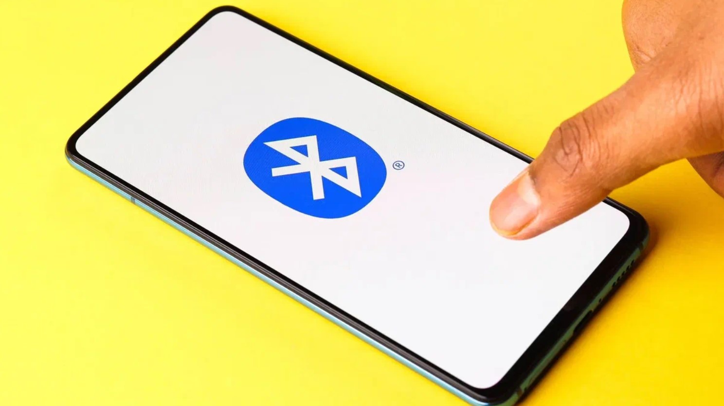 Не розряджають гаджет: користувачам смартфонів розвіяли популярний міф про дві функції, якими користуються всі