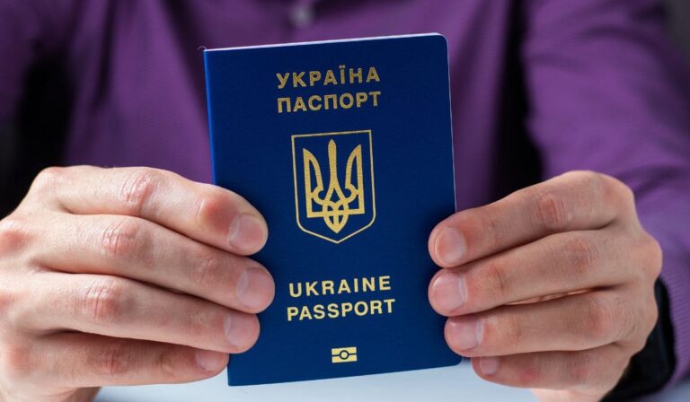 Загранпаспорта украинцам не аннулируют: в МСУ назвали новые условия срочной замены документов - today.ua