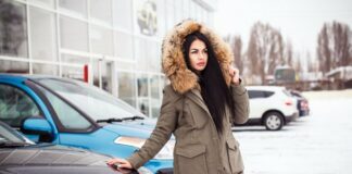 Розбір гардеробу: чотири ознаки, що ваша весняна куртка вийшла із моди - today.ua