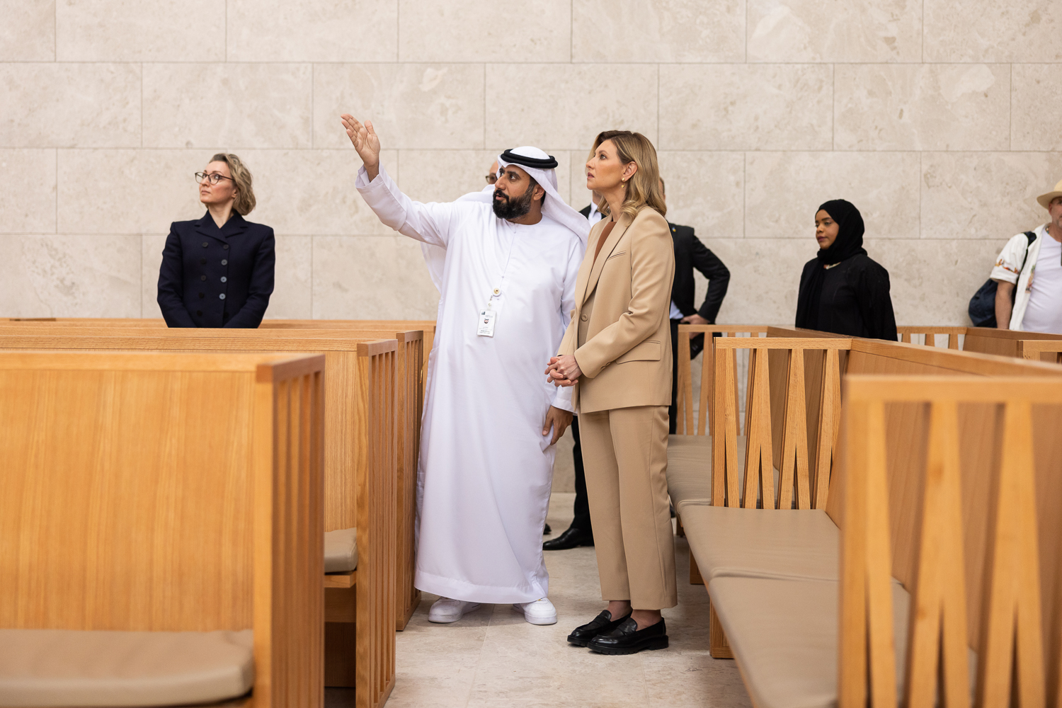 Кольори пустелі: Олена Зеленська у трендовому костюмі та лоферах вразила красою в Абу-Дабі