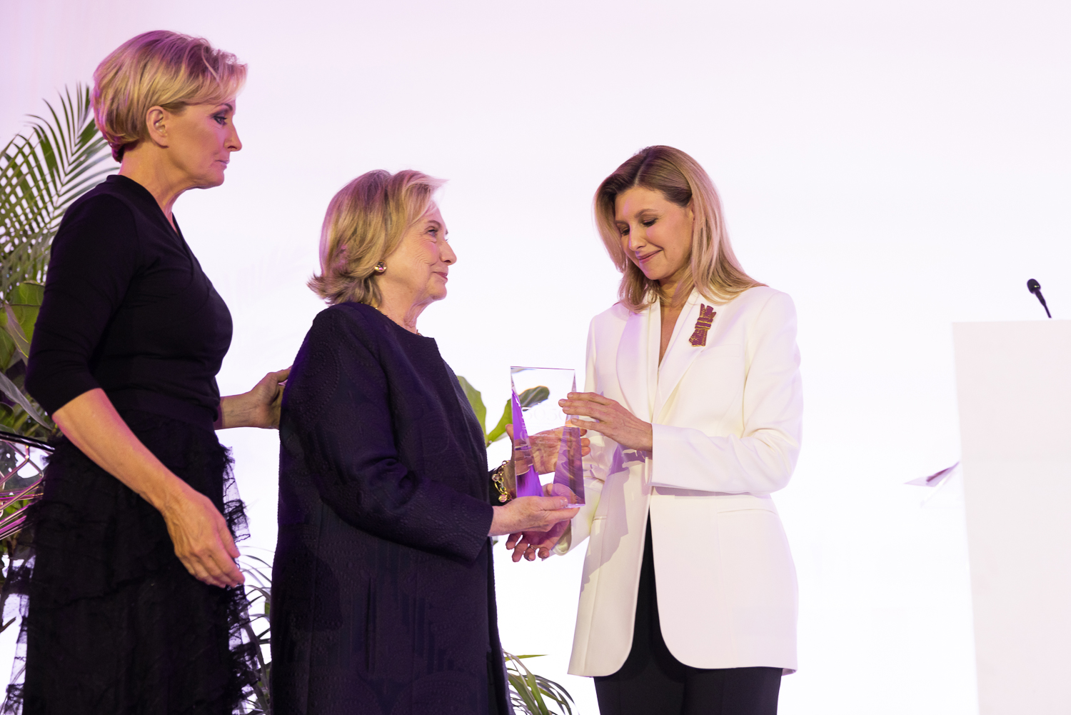 Піджак-сукня та широкі штани: Олена Зеленська у стильному образі отримала нагороду від Гілларі Клінтон