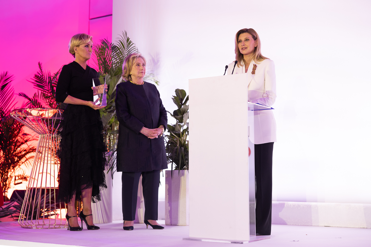 Піджак-сукня та широкі штани: Олена Зеленська у стильному образі отримала нагороду від Гілларі Клінтон