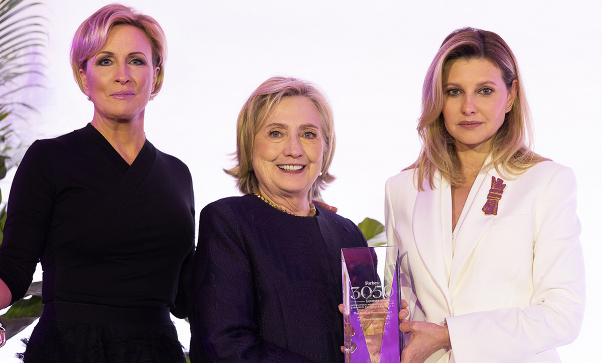 Піджак-сукня та широкі штани: Олена Зеленська у стильному образі отримала нагороду від Гілларі Клінтон - today.ua