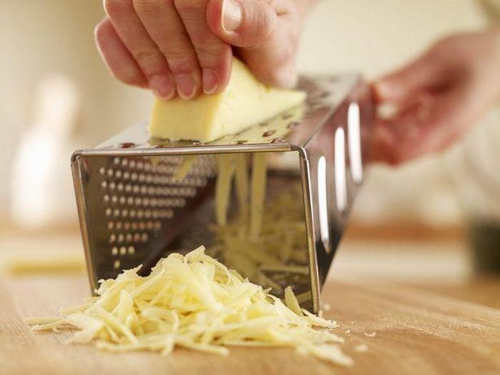 Як швидко натерти сир, якщо він розсипається: два кулінарні лайфхаки від шеф-кухарів