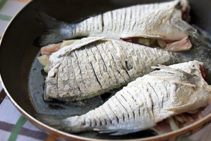 Что сделать с рыбой, чтобы она не пахла во время готовки: один простой лайфхак