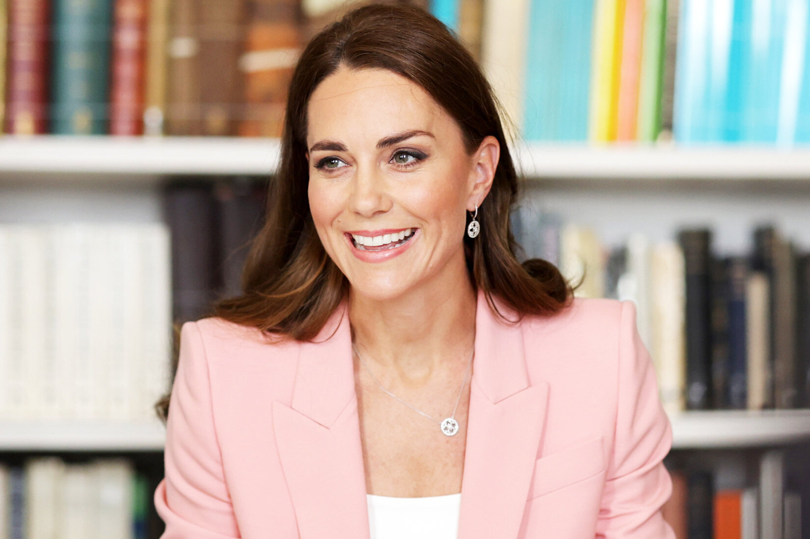 Принцесса в джинсах и кроссовках: Кейт Миддлтон удивила спортивным образом в Уэльсе - today.ua