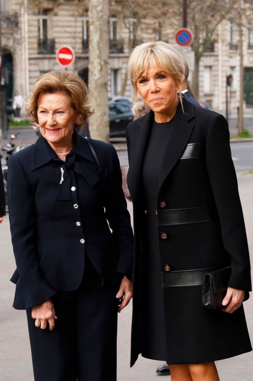 У чорній міні-сукні і з новою зачіскою: 69-річна Бріжит Макрон зустрілася з королевою Норвегії