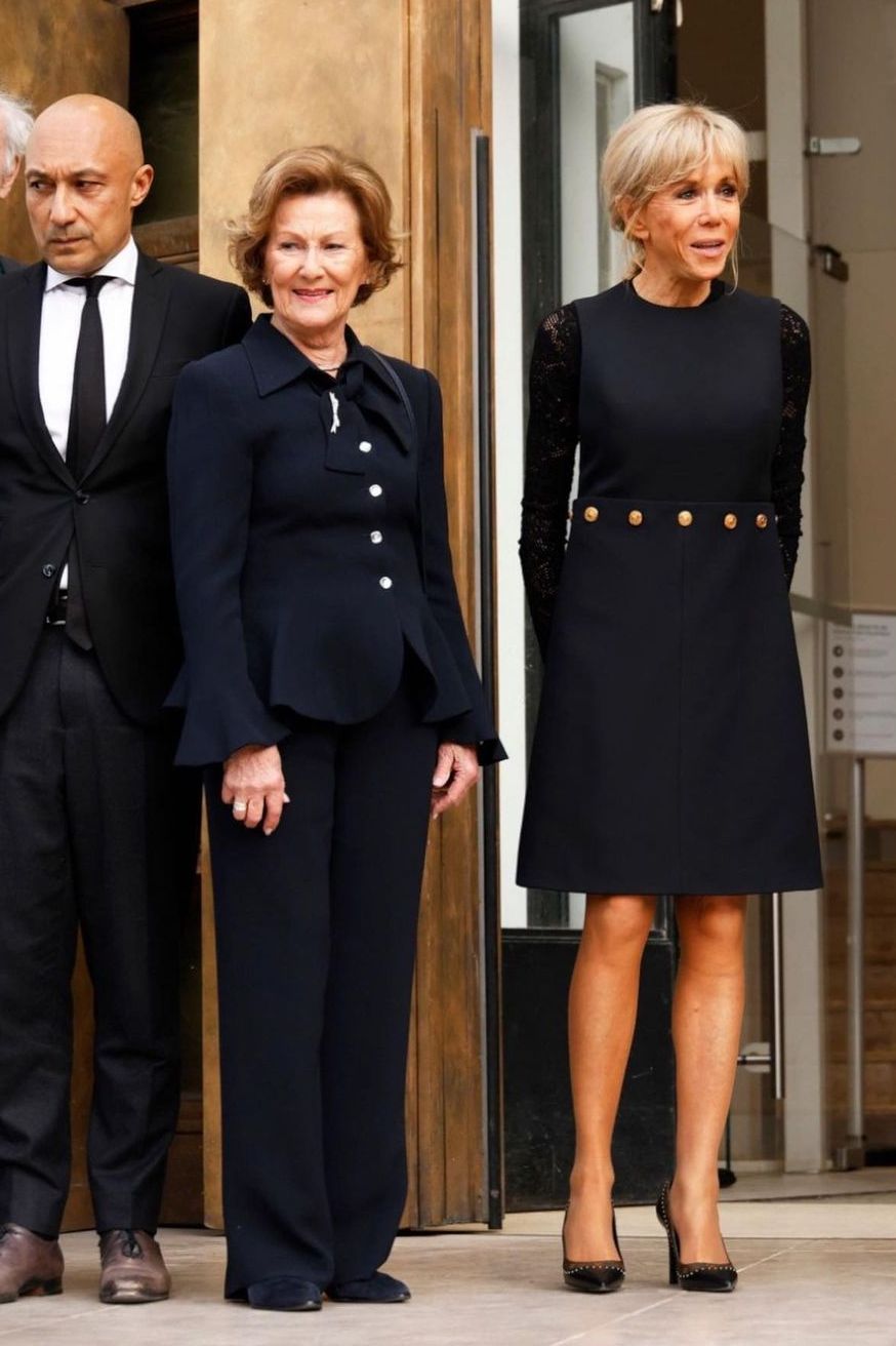 В черном мини-платье и с новой прической: 69-летняя Брижит Макрон встретилась с королевой Норвегии
