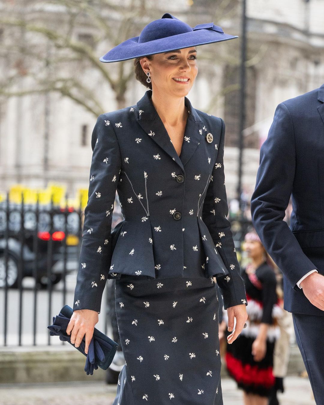 Кейт Миддлтон в костюме с баской и широкополой шляпе показала самый модный принт этой весны