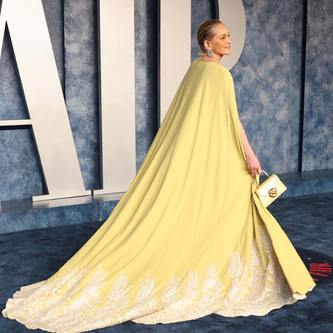 65-річна Шерон Стоун в облягаючій сукні-кейпі приголомшила стрункістю на афтерпаті “Оскара“