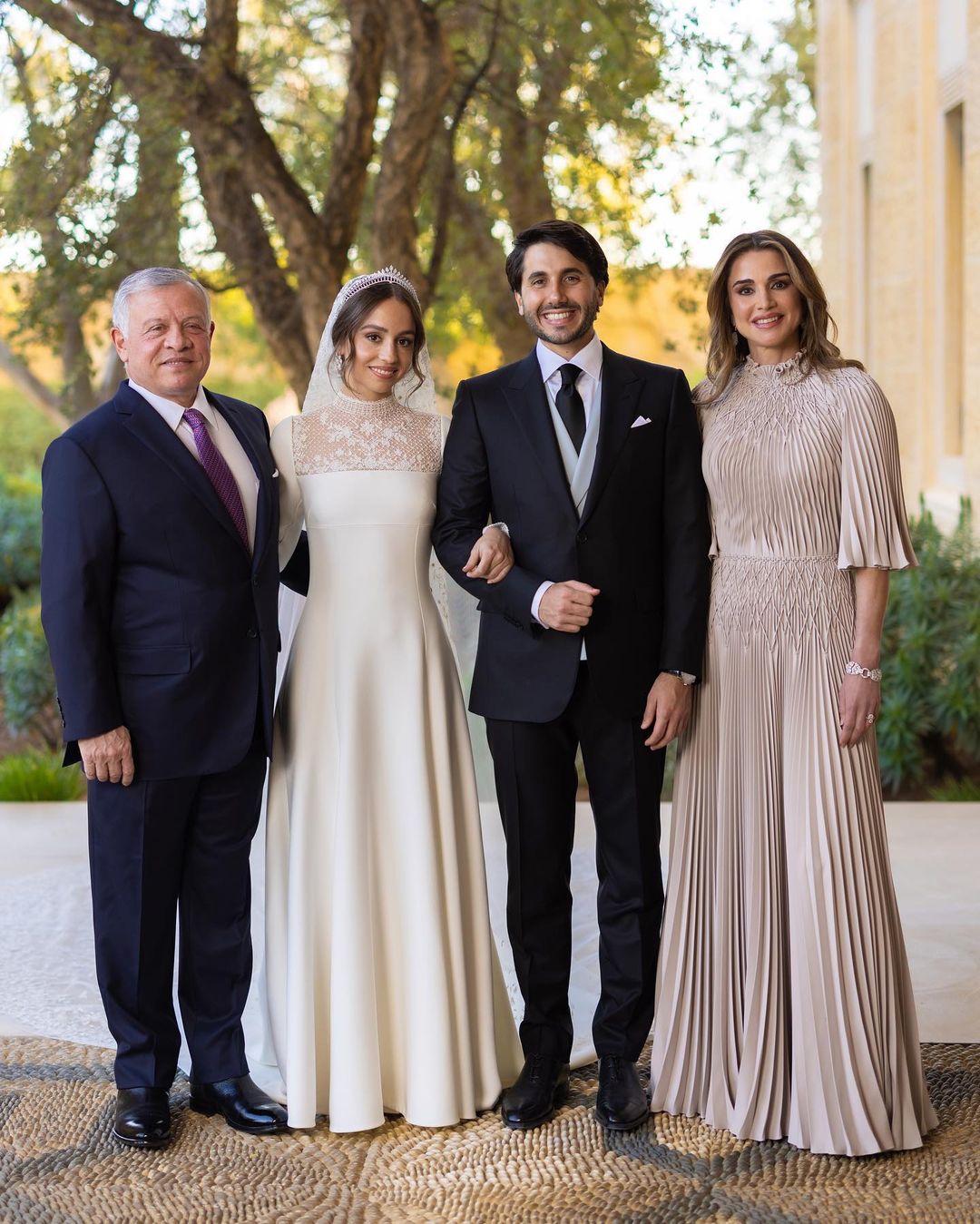 Скромно, но со вкусом: дочь короля и королевы Иордании удивила выбором свадебного платья