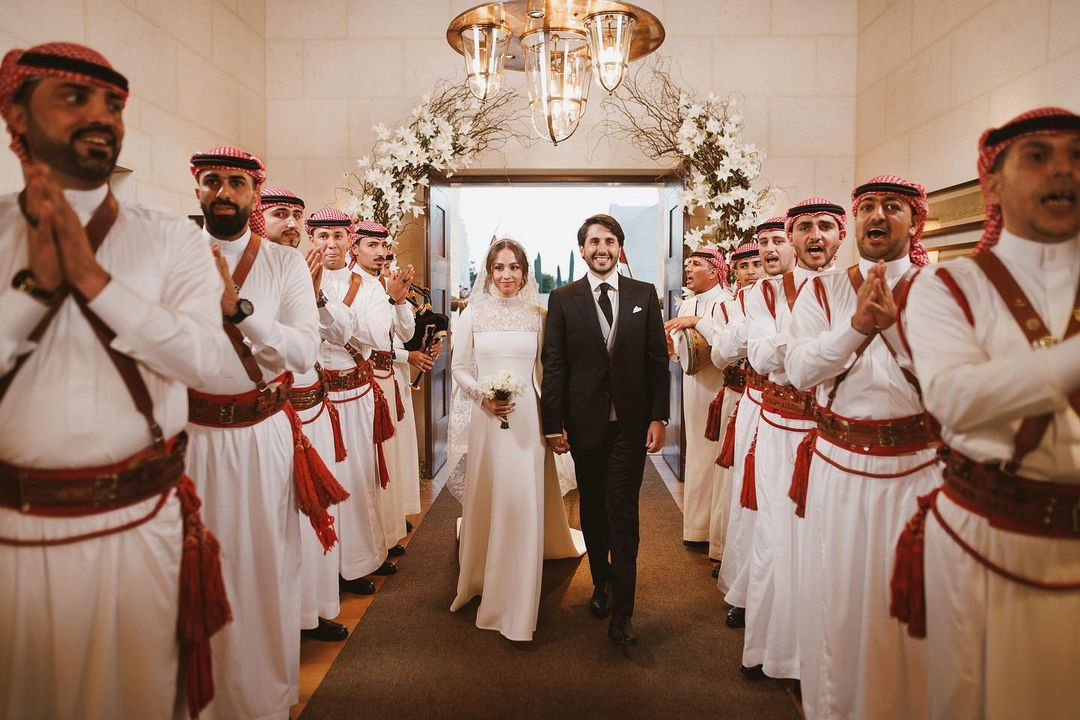 Скромно, але зі смаком: дочка короля та королеви Йорданії здивувала вибором весільної сукні