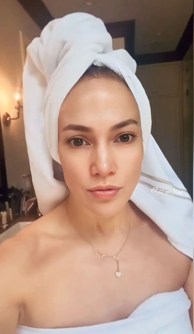 Дженніфер Лопес у халаті і без макіяжу зняла відео у своїй ванній