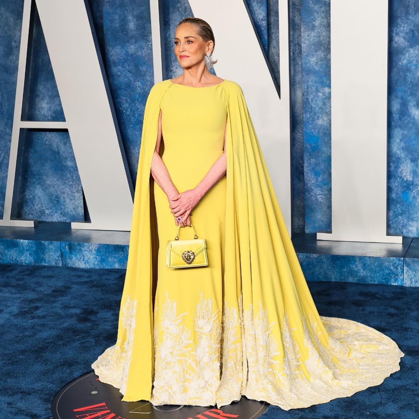 65-летняя Шэрон Стоун в облегающем платье-кейпе ошеломила стройностью на афтерпати “Оскара“