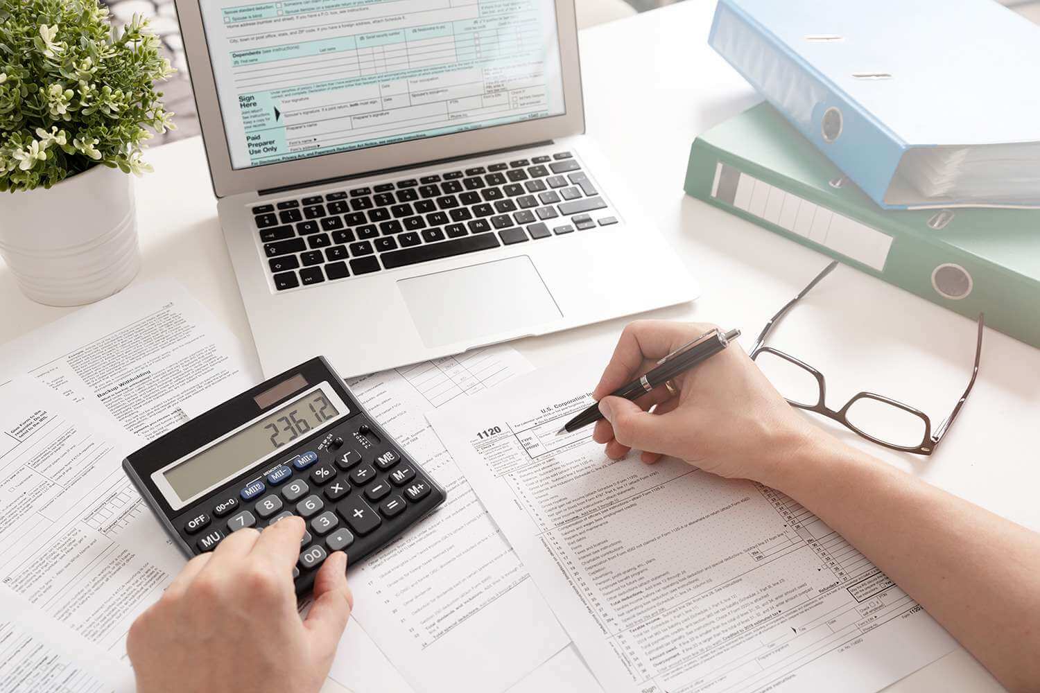 Нужно успеть до 1 мая: украинским беженцам за границей рассказали, как подать декларацию о доходах