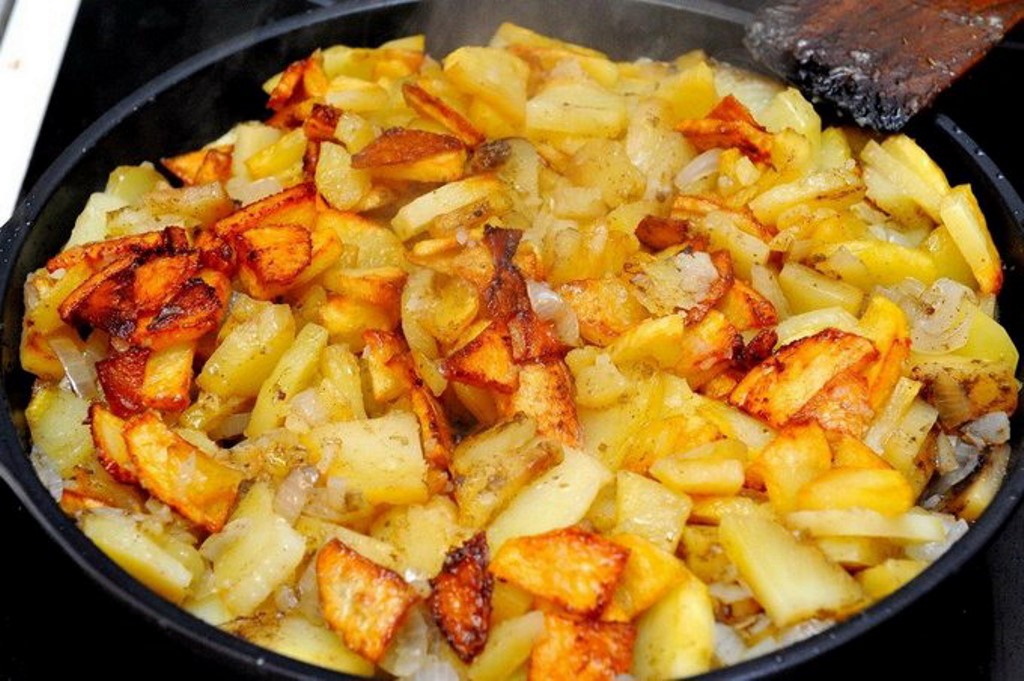 Як посмажити картоплю, щоб вона вийшла хрусткою та з золотистою скоринкою