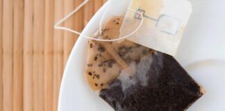 Навіщо додавати чайний пакетик під час прання одягу: корисний лайфхак від досвідчених господарок - today.ua