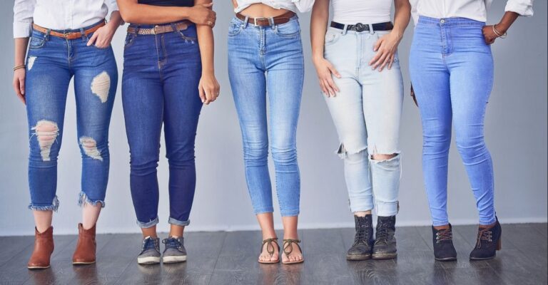 Не поспішайте викидати: три стильні способи носити джинси-скінні у 2023 році - today.ua