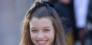 Без рукавов и с глубоким декольте: 15-летняя дочь Миллы Йовович продемонстрировала трендовое платье на весну - today.ua