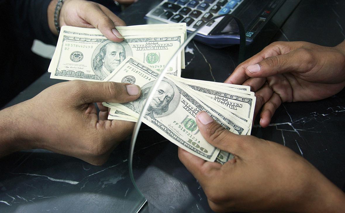 У украинцев отказываются принимать доллары в обменниках и банках: какие купюры не удается обменять
