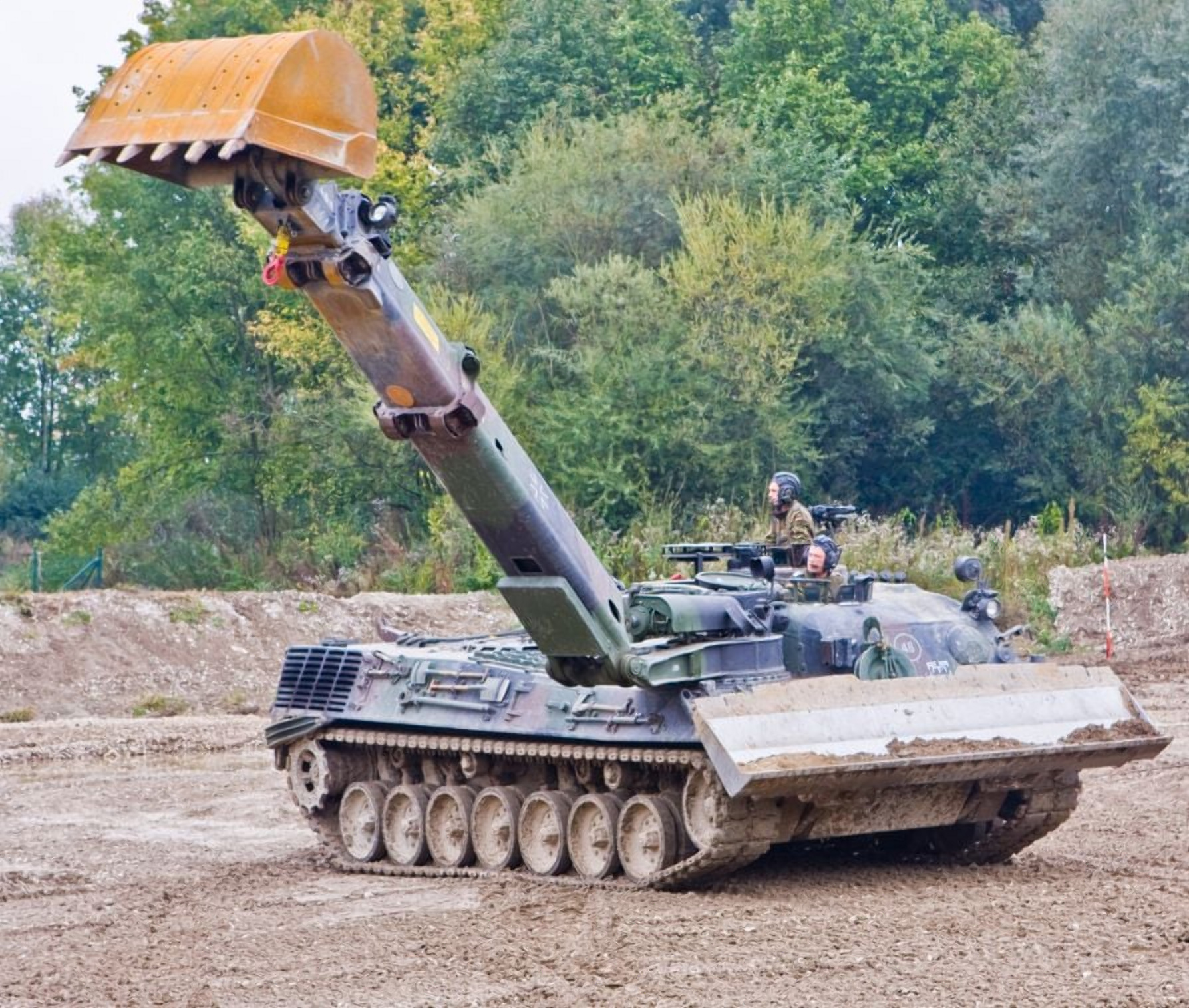 Германия продолжает передавать Украине инженерные танки Dachs