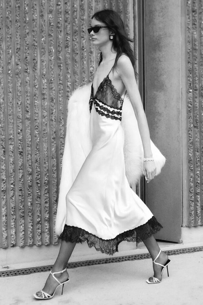 Прозрачный кружевной лиф и бельевая юбка: Тина Кароль показала трендовое платье на лето