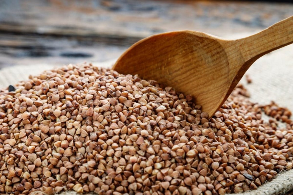 Українські супермаркети знизили ціни на гречку, сало та вершкове масло: де продукти коштують дешевше