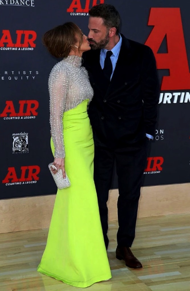 Прозрачная блузка и неоновая юбка: Дженнифер Лопес в роскошном наряде появилась на кинопремьере 