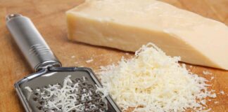 Як швидко натерти сир, якщо він розсипається: два кулінарні лайфхаки від шеф-кухарів - today.ua
