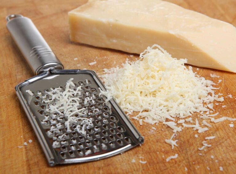 Как быстро натереть сыр, если он рассыпается: два кулинарных лайфхака от шеф-поваров - today.ua