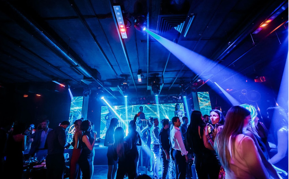 Всеобщая мобилизация докатилась до ночных клубов: военные нашли там немало здоровых мужчин - today.ua