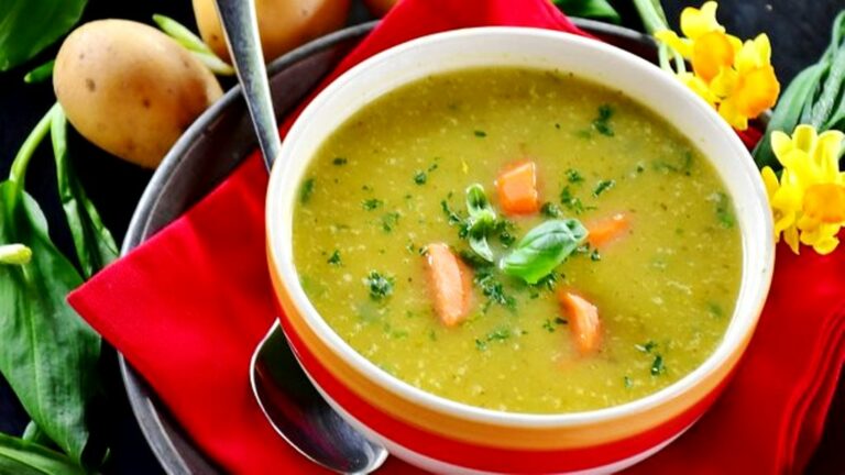 Французький суп з черемшею: рецепт легкої весняної страви на обід  - today.ua
