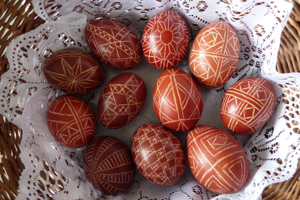 Писанка та крашанка: у чому між ними різниця, і яке яйце не їдять на Великдень