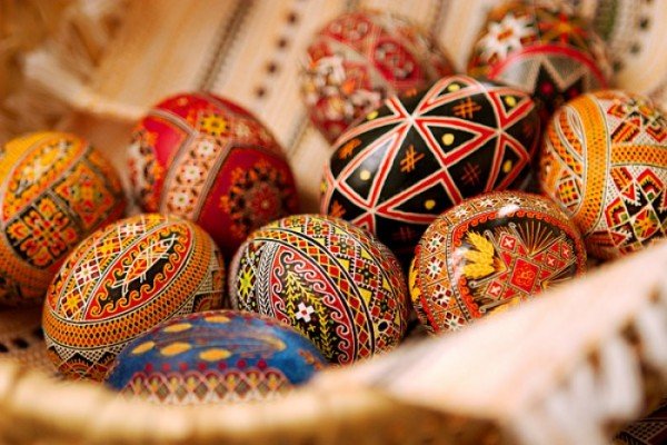 Писанка та крашанка: у чому між ними різниця, і яке яйце не їдять на Великдень