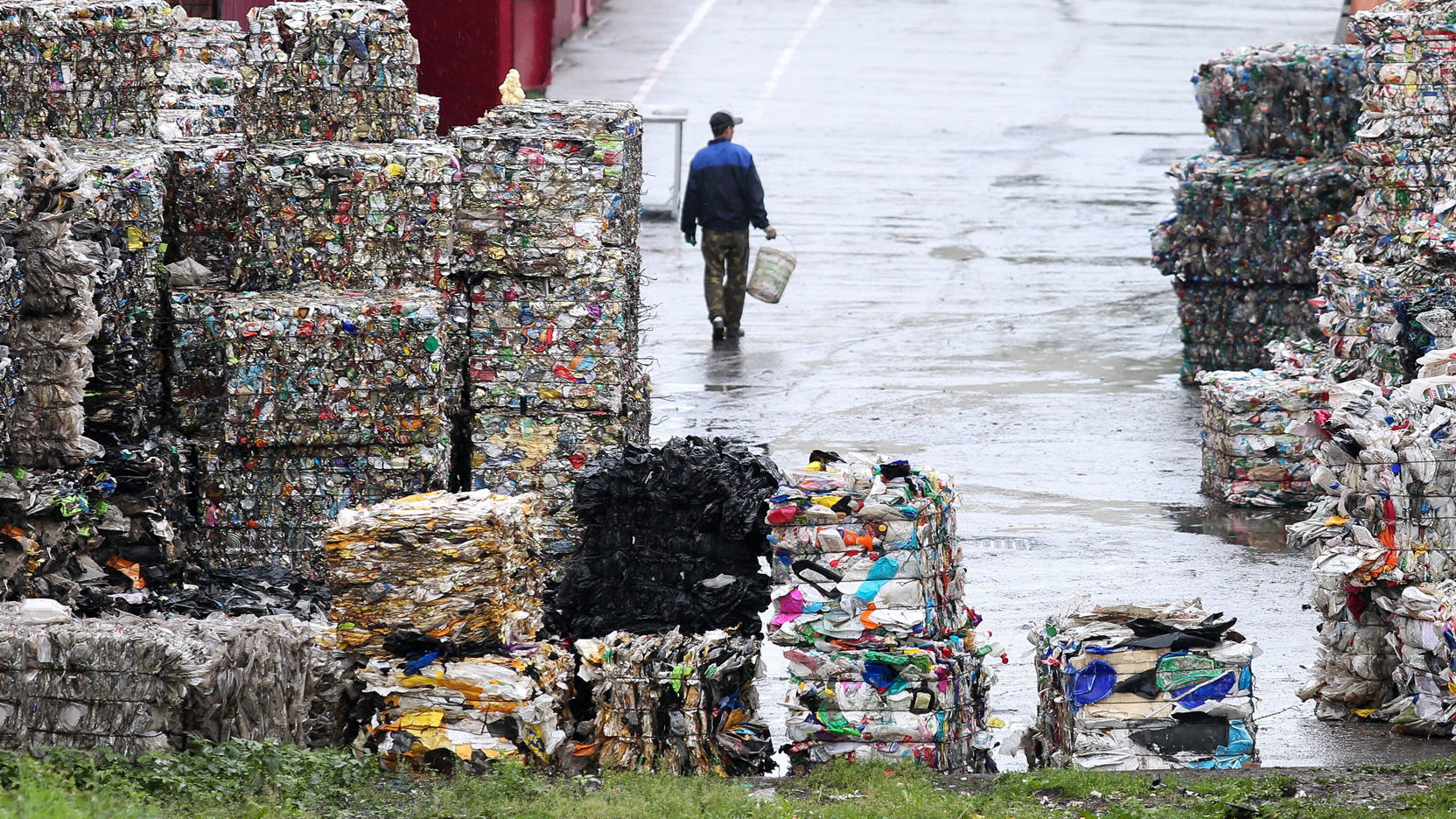 Худшая работа за границей: украинским беженцам назвали опасные вакансии, которые нужно обходить стороной