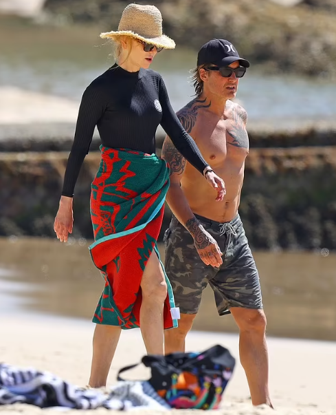 В черном купальнике и соломенной шляпе: 55-летняя Николь Кидман показала стройную фигуру на пляже в Сиднее