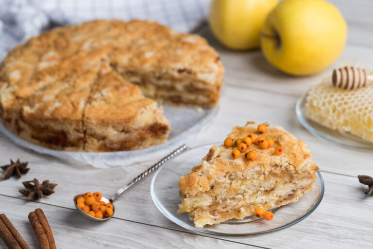 Насыпной яблочный пирог без замешивания теста: быстрый и простой рецепт десерта - today.ua