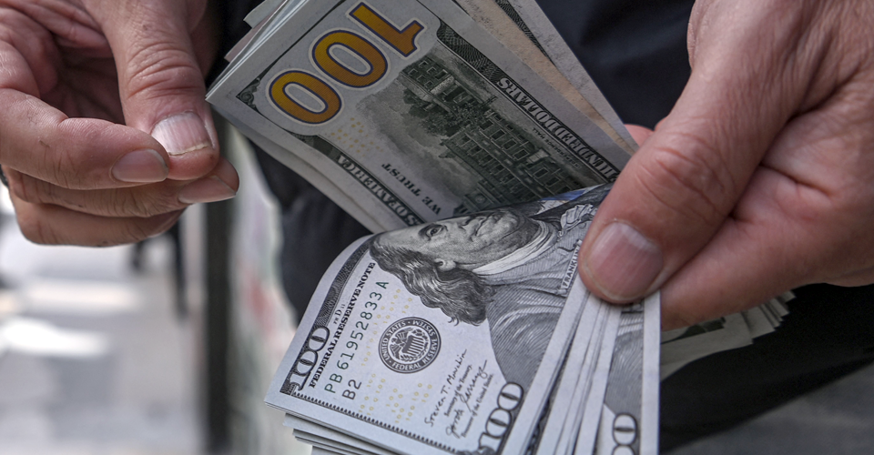 Долар в обмінниках продовжує падати: експерт розповів, чого чекати від курсу у березні