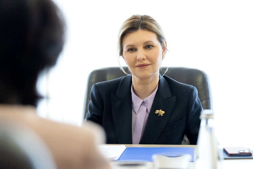 Сиреневый и темно-синий цвета: Елена Зеленская показала новый весенний образ во Львове - today.ua